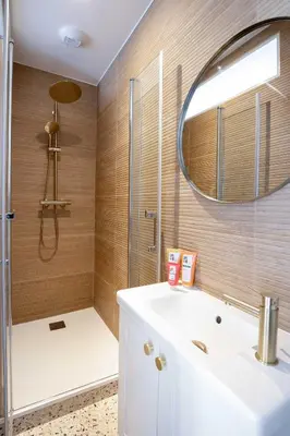 Salle de bains dans l'établissement New- 8 pers devant le parc de la villette