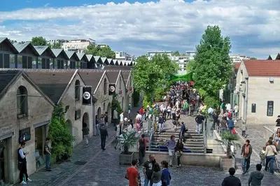Clients de l'établissement T3 3 chambres avec balcon vie animée et restos