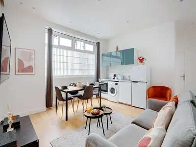 Cuisine ou kitchenette dans l'établissement Apartment in Bastille with 1 room