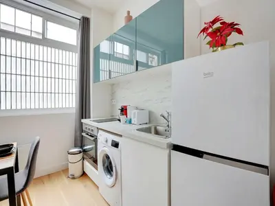 Cuisine ou kitchenette dans l'établissement Apartment in Bastille with 1 room