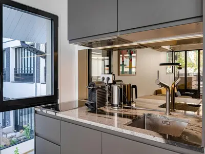 Cuisine ou kitchenette dans l'établissement Marais Area - Outdoor patio - A C - 2BDR