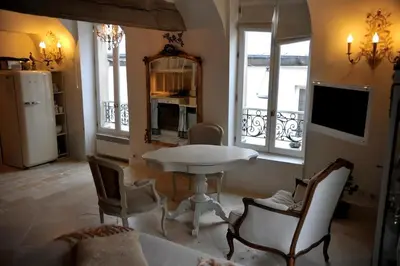 Télévision ou salle de divertissement dans l'établissement Les heures parisiennes