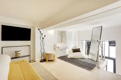 Télévision ou salle de divertissement dans l'établissement Duplex Cosy Canal Saint Martin
