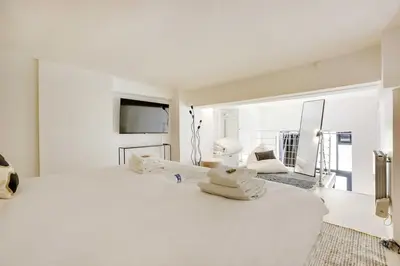 Télévision ou salle de divertissement dans l'établissement Duplex Cosy Canal Saint Martin