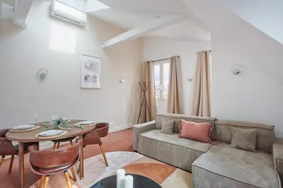 Coin salon dans l'établissement Appartement climatisé 1BR Triangle d'Or