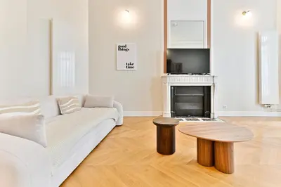 Télévision ou salle de divertissement dans l'établissement Appartement moderne et climatisé - Arc de Triomphe