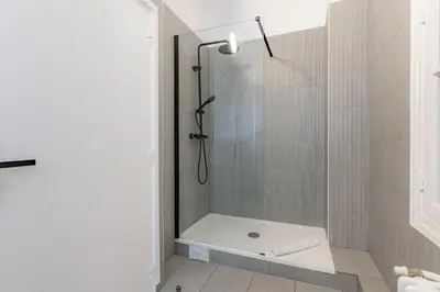 Salle de bains dans l'établissement Élégant appartement 1BR - 16ème arrondissement