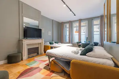 Télévision ou salle de divertissement dans l'établissement Élégant appartement 1BR - 16ème arrondissement