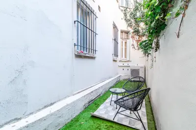 Jardin de l'établissement Appartement raffiné - Arc de Triomphe