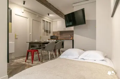 Cuisine ou kitchenette dans l'établissement MBA - Splendide appartement Proche Marais