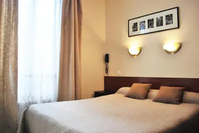 Un ou plusieurs lits dans un hébergement de l'établissement Hôtel Avenir Jonquière