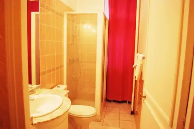 Salle de bains dans l'établissement Hôtel Avenir Jonquière