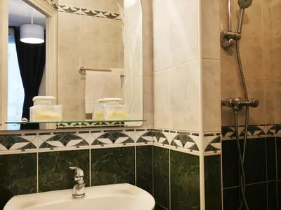 Salle de bains dans l'établissement Hôtel Avenir Jonquière