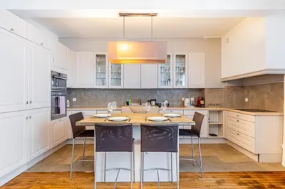 Cuisine ou kitchenette dans l'établissement GuestReady - Luxury Living in the Heart of Paris