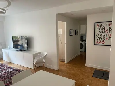 Télévision ou salle de divertissement dans l'établissement Cozy flat The Parisian Stopover