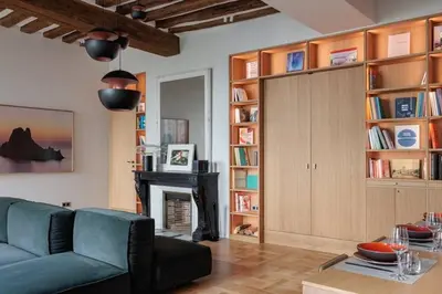 Bibliothèque dans l'appartement