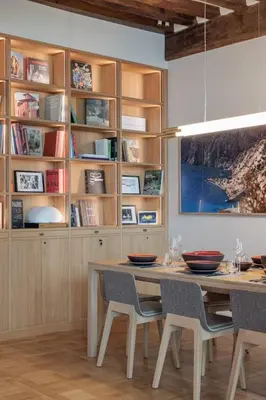 Bibliothèque dans l'appartement