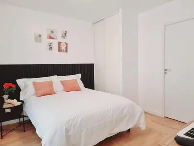Un ou plusieurs lits dans un hébergement de l'établissement Appartement neuf et moderne à Puteaux
