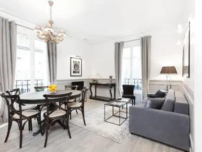 Coin salon dans l'établissement LivinParis - Luxury 2 Bedrooms Grands-Boulevards I