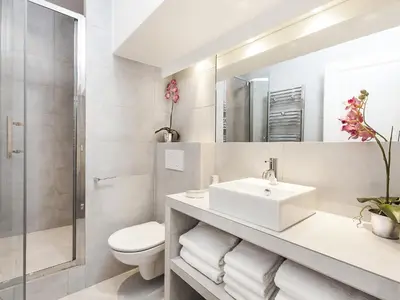 Salle de bains dans l'établissement LivinParis - Luxury 2 Bedrooms Grands-Boulevards I