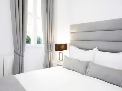 Un ou plusieurs lits dans un hébergement de l'établissement LivinParis - Luxury 2 Bedrooms Grands-Boulevards I