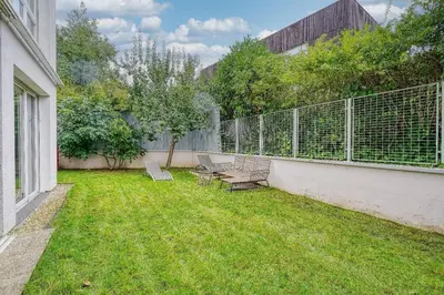 Jardin de l'établissement Stunning 3Bedroom Apartment with Garden in Prestigious Area I Eiffel Tower Within 15 Minutes' Drive