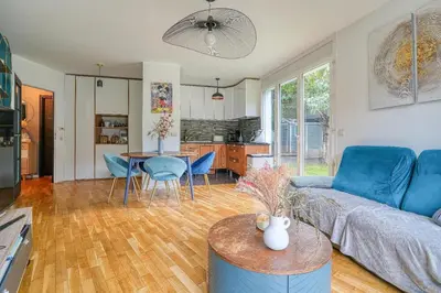 Coin salon dans l'établissement Stunning 3Bedroom Apartment with Garden in Prestigious Area I Eiffel Tower Within 15 Minutes' Drive