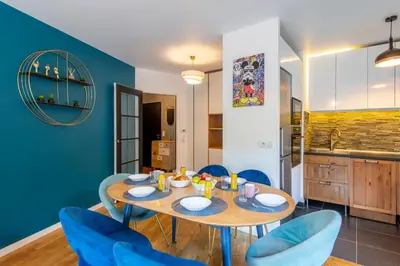 Cuisine ou kitchenette dans l'établissement Stunning 3Bedroom Apartment with Garden in Prestigious Area I Eiffel Tower Within 15 Minutes' Drive
