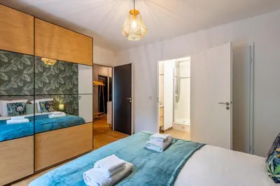 Un ou plusieurs lits dans un hébergement de l'établissement Stunning 3Bedroom Apartment with Garden in Prestigious Area I Eiffel Tower Within 15 Minutes' Drive