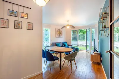 Coin salon dans l'établissement Stunning 3Bedroom Apartment with Garden in Prestigious Area I Eiffel Tower Within 15 Minutes' Drive