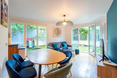 Coin salon dans l'établissement Stunning 3Bedroom Apartment with Garden in Prestigious Area I Eiffel Tower Within 15 Minutes' Drive