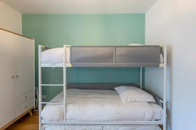 Un ou plusieurs lits dans un hébergement de l'établissement Stunning 3Bedroom Apartment with Garden in Prestigious Area I Eiffel Tower Within 15 Minutes' Drive