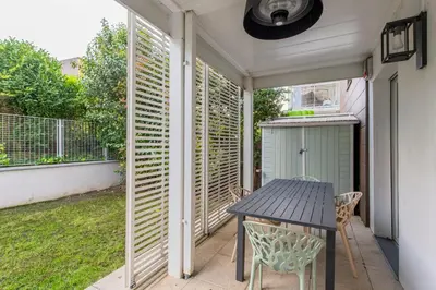 Terrasse ou espace extérieur de l'établissement Stunning 3Bedroom Apartment with Garden in Prestigious Area I Eiffel Tower Within 15 Minutes' Drive