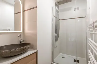 Salle de bains dans l'établissement Stunning 3Bedroom Apartment with Garden in Prestigious Area I Eiffel Tower Within 15 Minutes' Drive