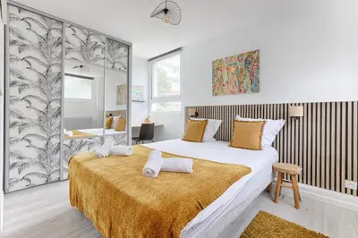 Un ou plusieurs lits dans un hébergement de l'établissement Charming Gambetta Saint Fargeau I apartment