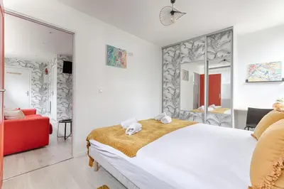 Un ou plusieurs lits dans un hébergement de l'établissement Charming Gambetta Saint Fargeau I apartment