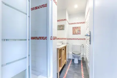 Salle de bains dans l'établissement Charming Gambetta Saint Fargeau I apartment