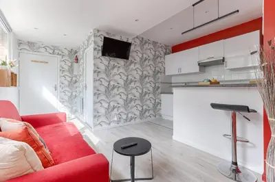 Cuisine ou kitchenette dans l'établissement Charming Gambetta Saint Fargeau I apartment