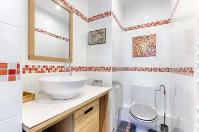 Salle de bains dans l'établissement Charming Gambetta Saint Fargeau I apartment