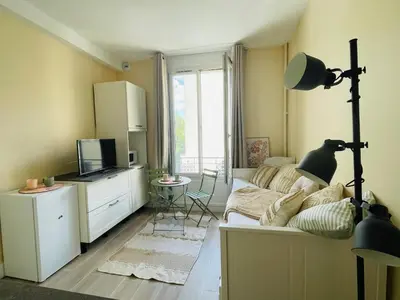 Cuisine ou kitchenette dans l'établissement Cozy renovated studio