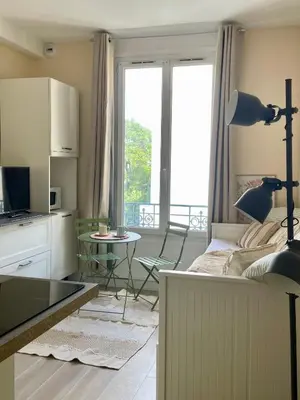 Télévision ou salle de divertissement dans l'établissement Cozy renovated studio