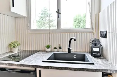 Cuisine ou kitchenette dans l'établissement Petit studio charmant près de Paris - III