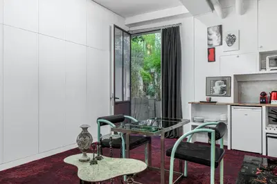Cuisine ou kitchenette dans l'établissement GuestReady - Artist Loft with a Vertical Garden