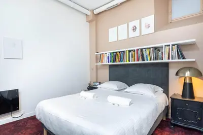 Un ou plusieurs lits dans un hébergement de l'établissement GuestReady - Artist Loft with a Vertical Garden