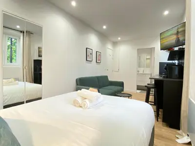 Un ou plusieurs lits dans un hébergement de l'établissement GuestReady - Cozy green haven in Paris 13