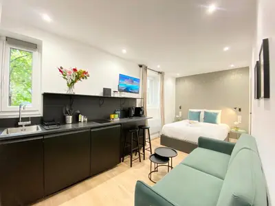 Télévision ou salle de divertissement dans l'établissement GuestReady - Cozy green haven in Paris 13