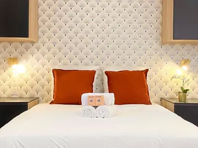 Un ou plusieurs lits dans un hébergement de l'établissement GuestReady - Warm and Stylish Nest in the 13th