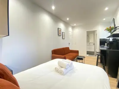 Un ou plusieurs lits dans un hébergement de l'établissement GuestReady - Warm and Stylish Nest in the 13th