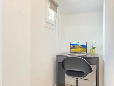 Télévision ou salle de divertissement dans l'établissement GuestReady - Sleek emerald escape in the 13th arr.