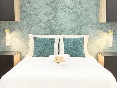 Un ou plusieurs lits dans un hébergement de l'établissement GuestReady - Sleek emerald escape in the 13th arr.